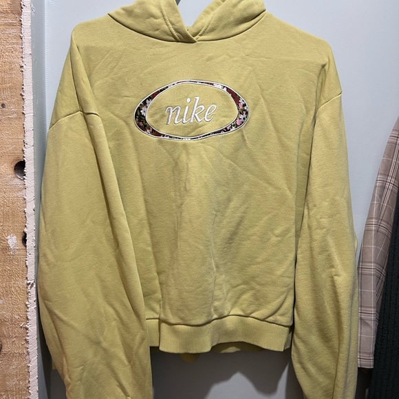 Yellow Nike crew neck with flower embellishments on the front - Picture 3 of 5